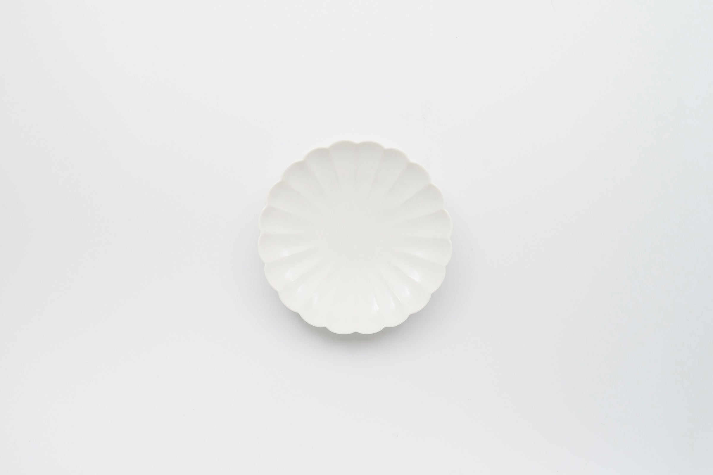small-jicon-chrysanthemum-porcelain-plates-by-sojao