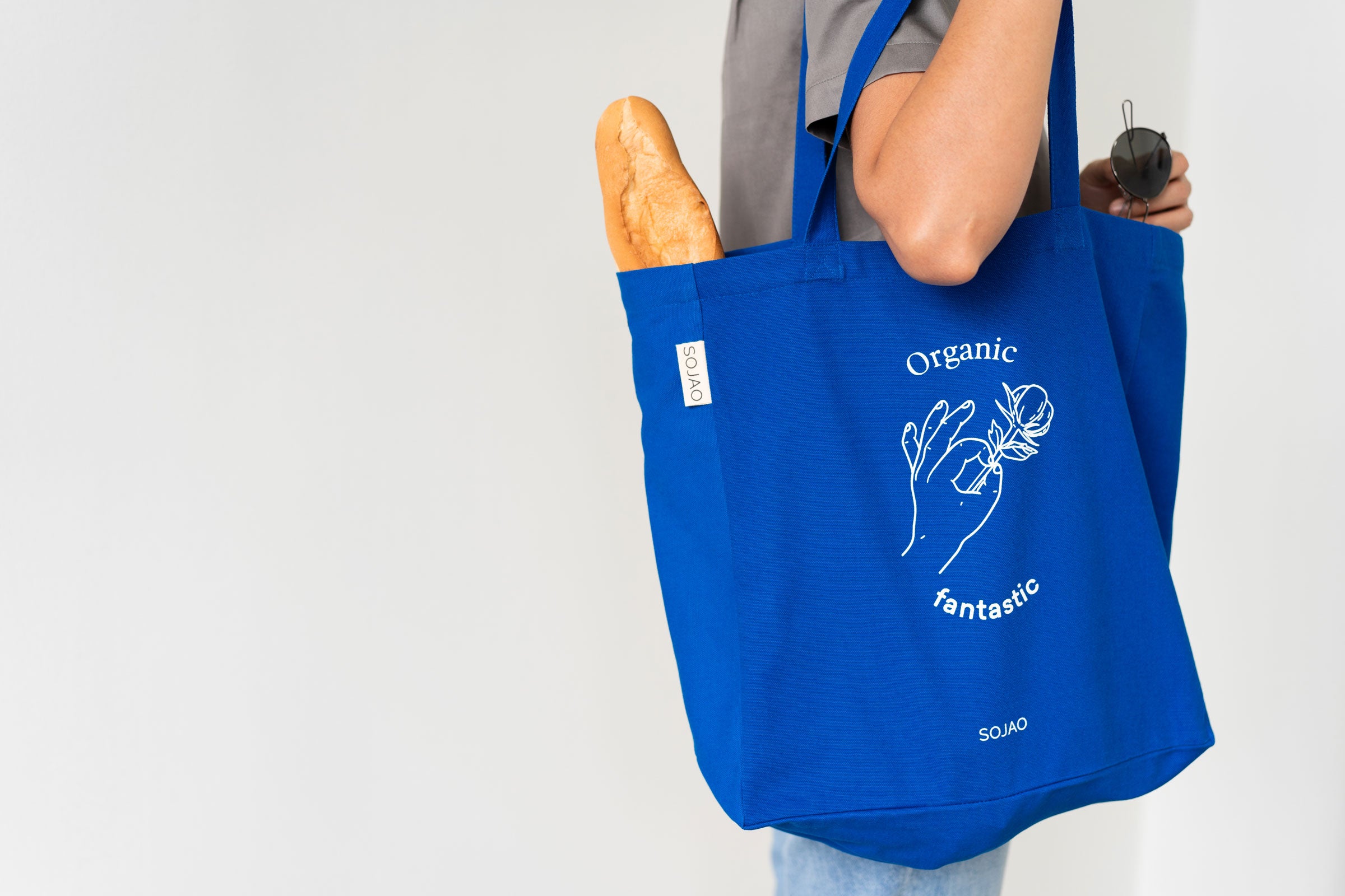 blue-organic-cotton-tote-bag-mid-shot-by-sojao
