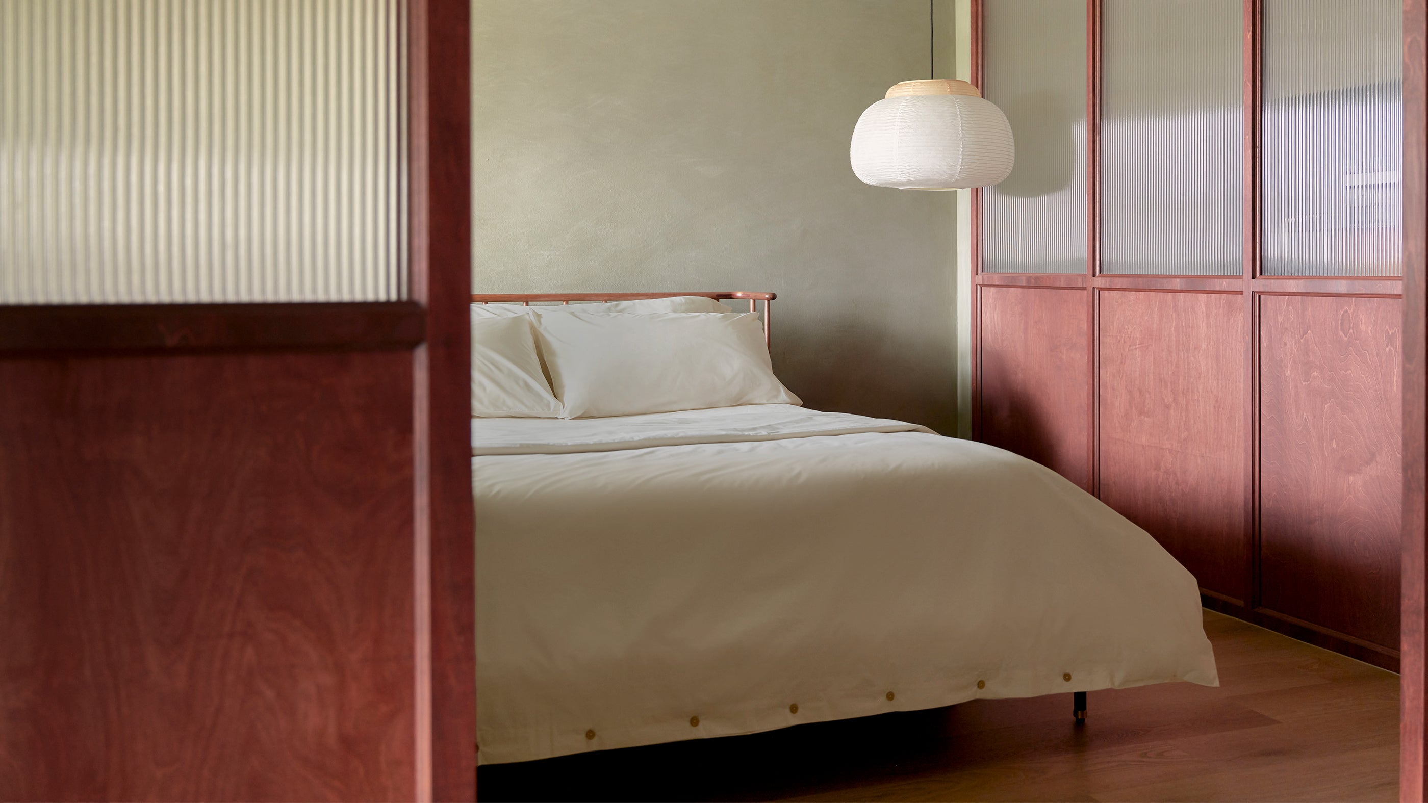 Crisp Oat SOJAO Bedsheets with a bed and lamp in a room