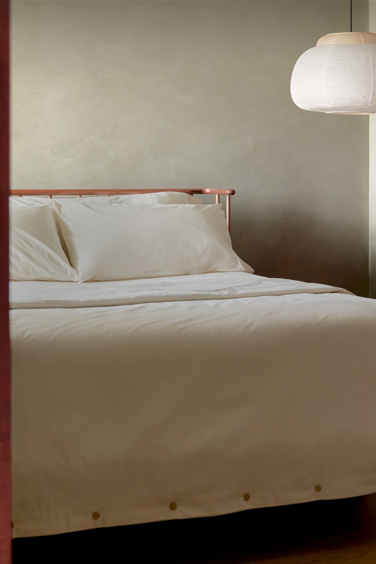 Crisp Oat SOJAO Bedsheets with a bed and lamp in a room