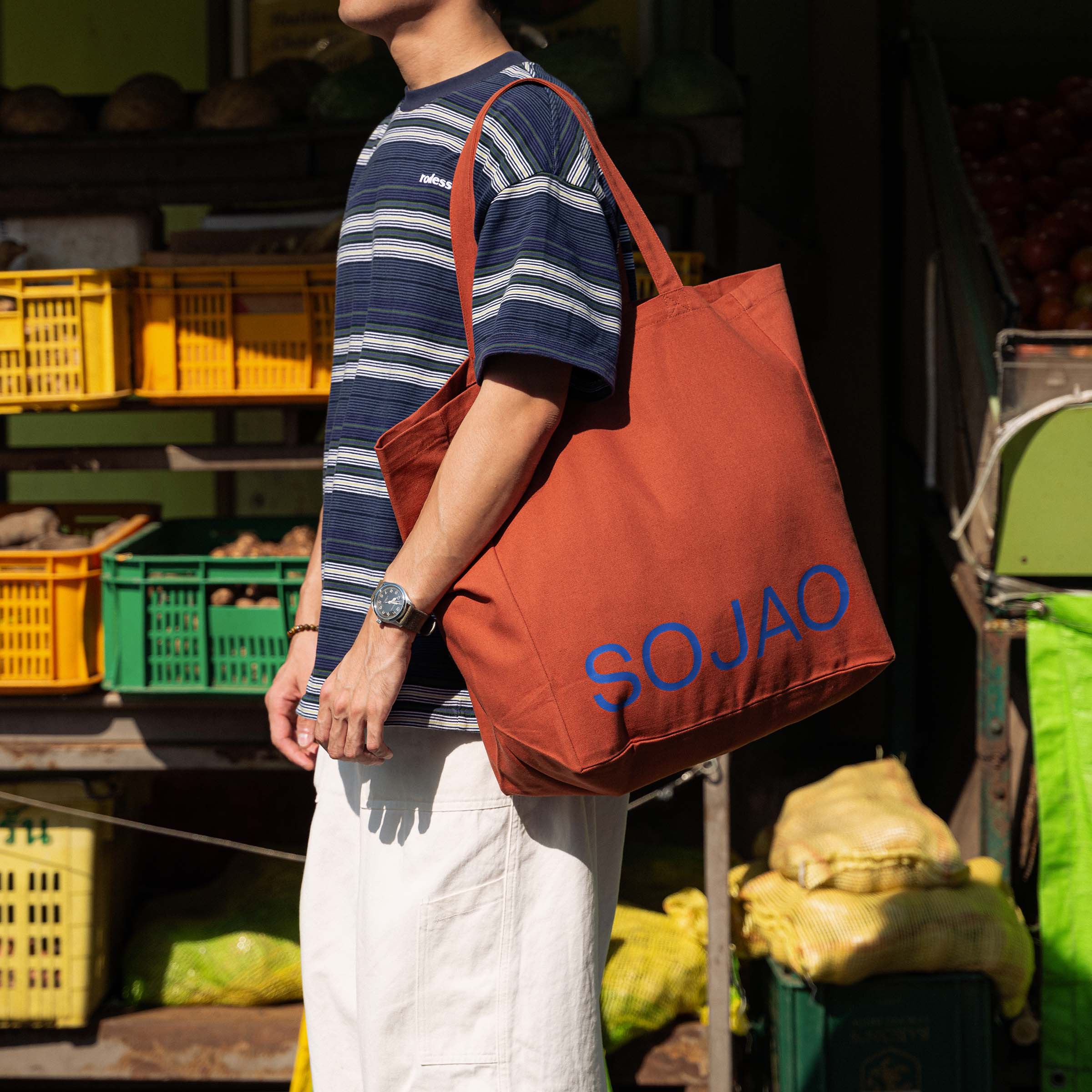 organic-cotton-SOJAO-tote-bag-in-clay-colour-carried-by-sojao