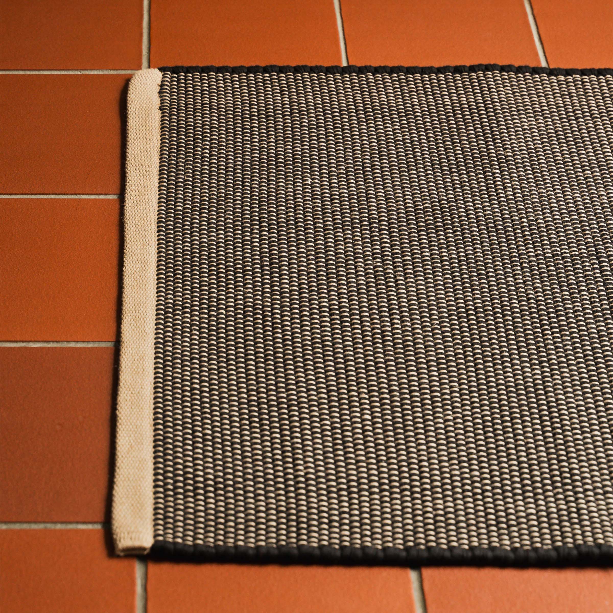 organic-cotton-floor-mats-details-in-black-colour-by-sojao