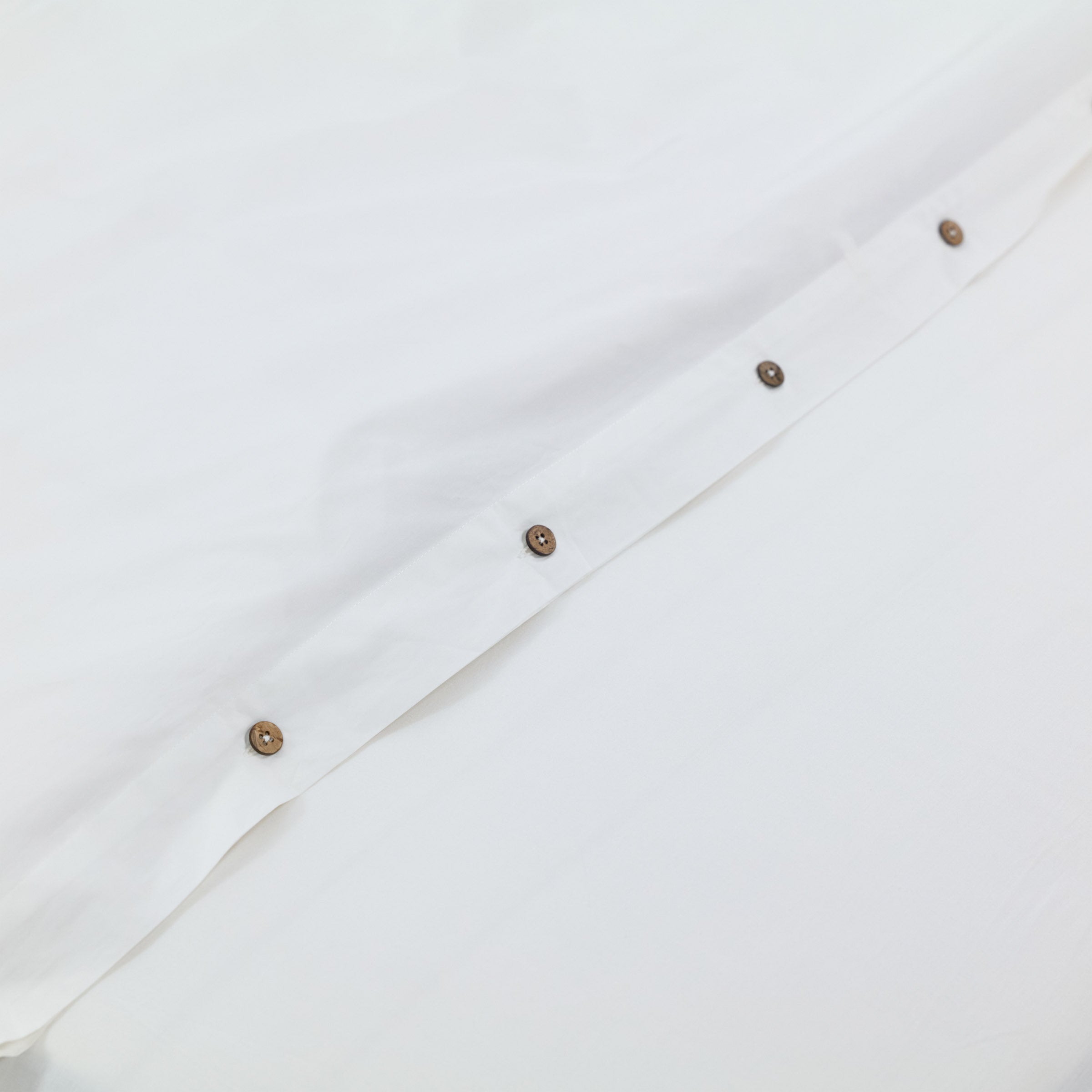 classic-white-duvet-cover-coconut-buttons-by-sojao