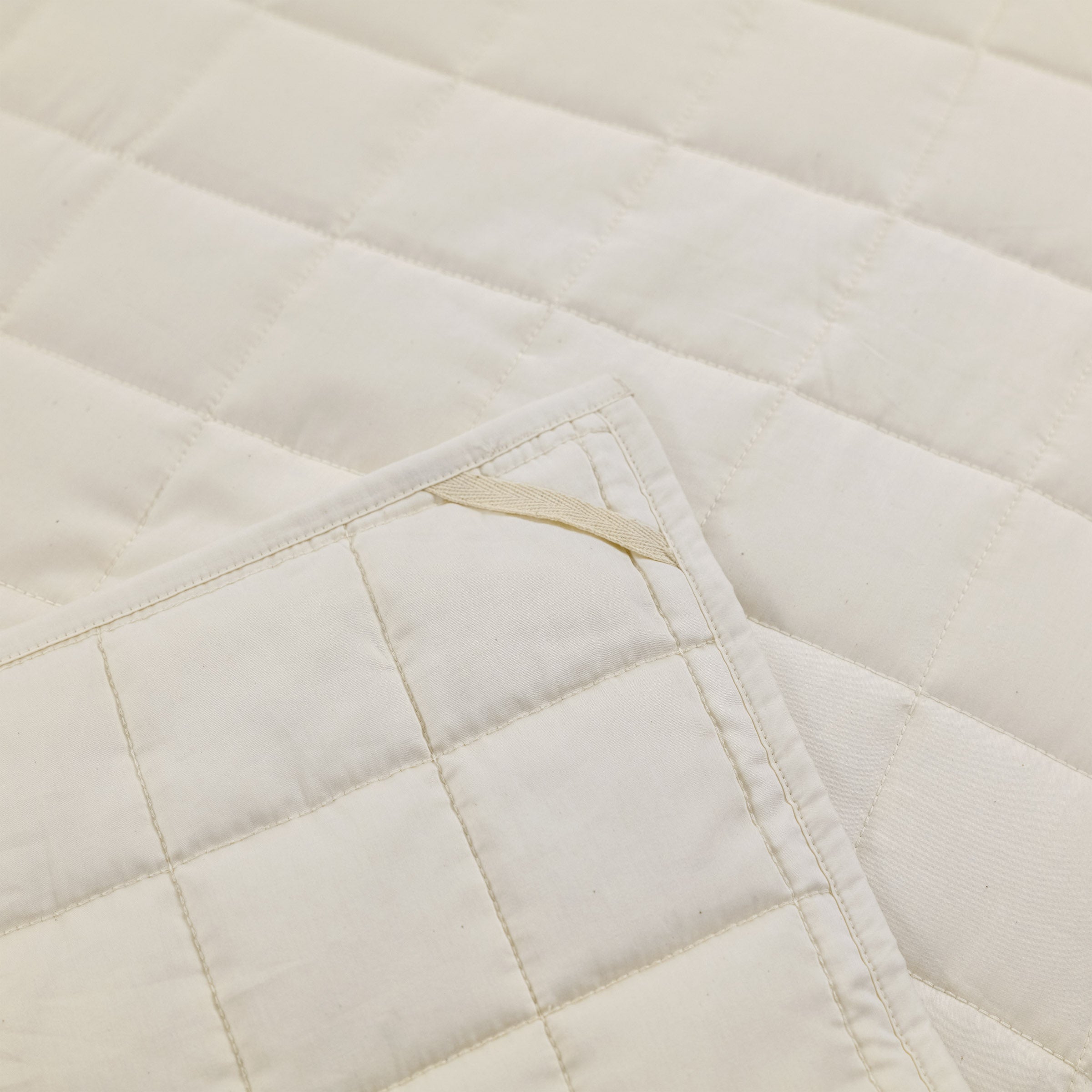 organic-cotton-quilt-in-natural-colour-corner-loop-detail-by-sojao