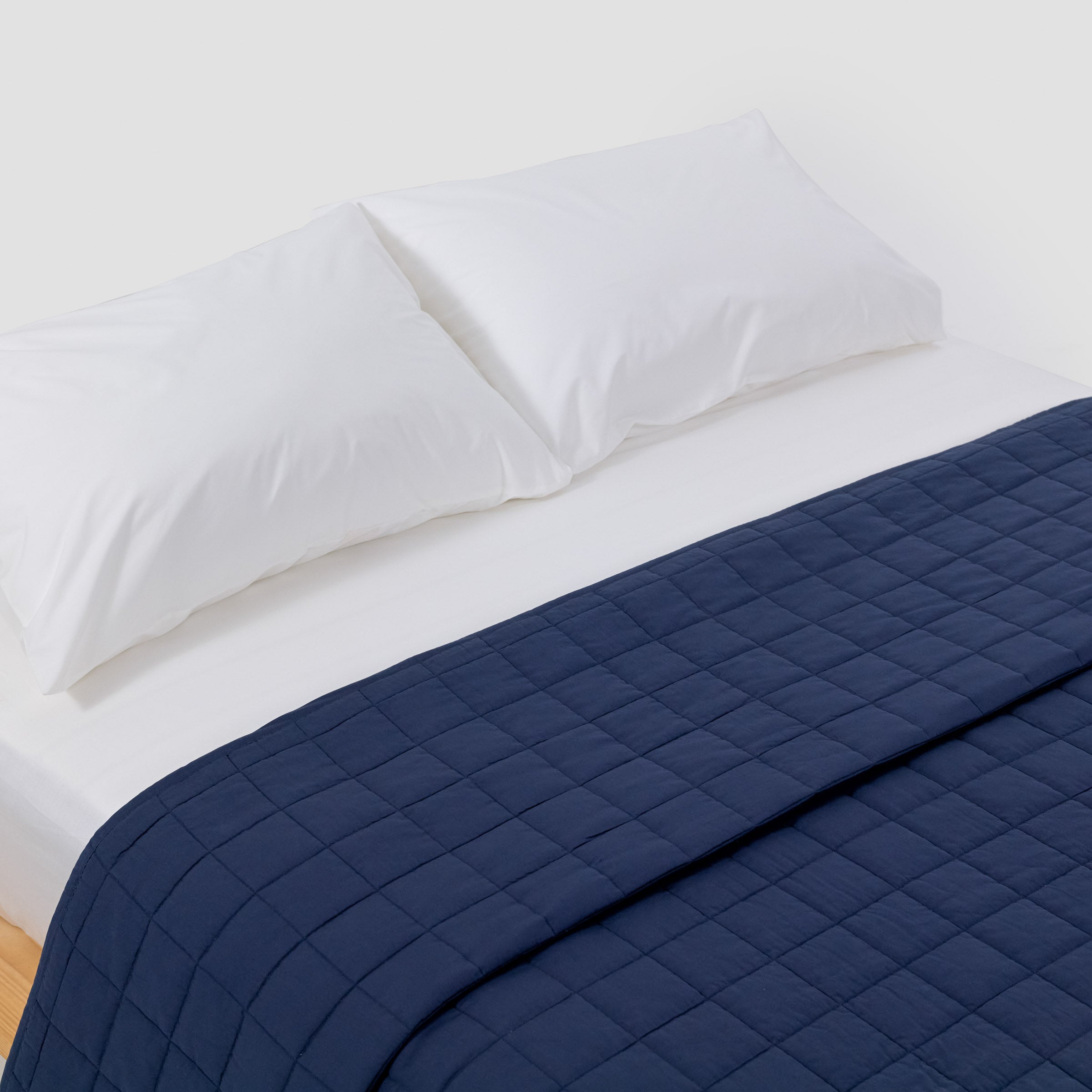 organic-cotton-quilt-in-navy-colour-on-a-bed-by-sojao