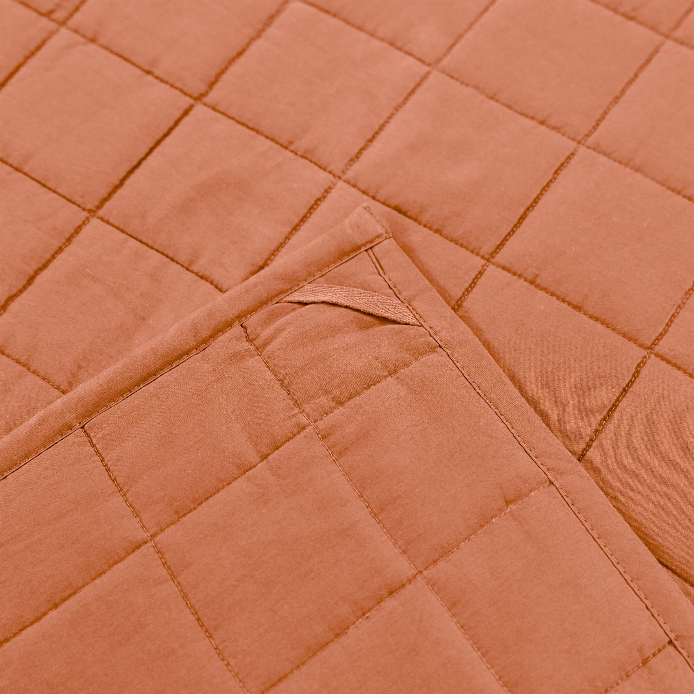 organic-cotton-quilt-in-peach-colour-corner-loop-detail-by-sojao