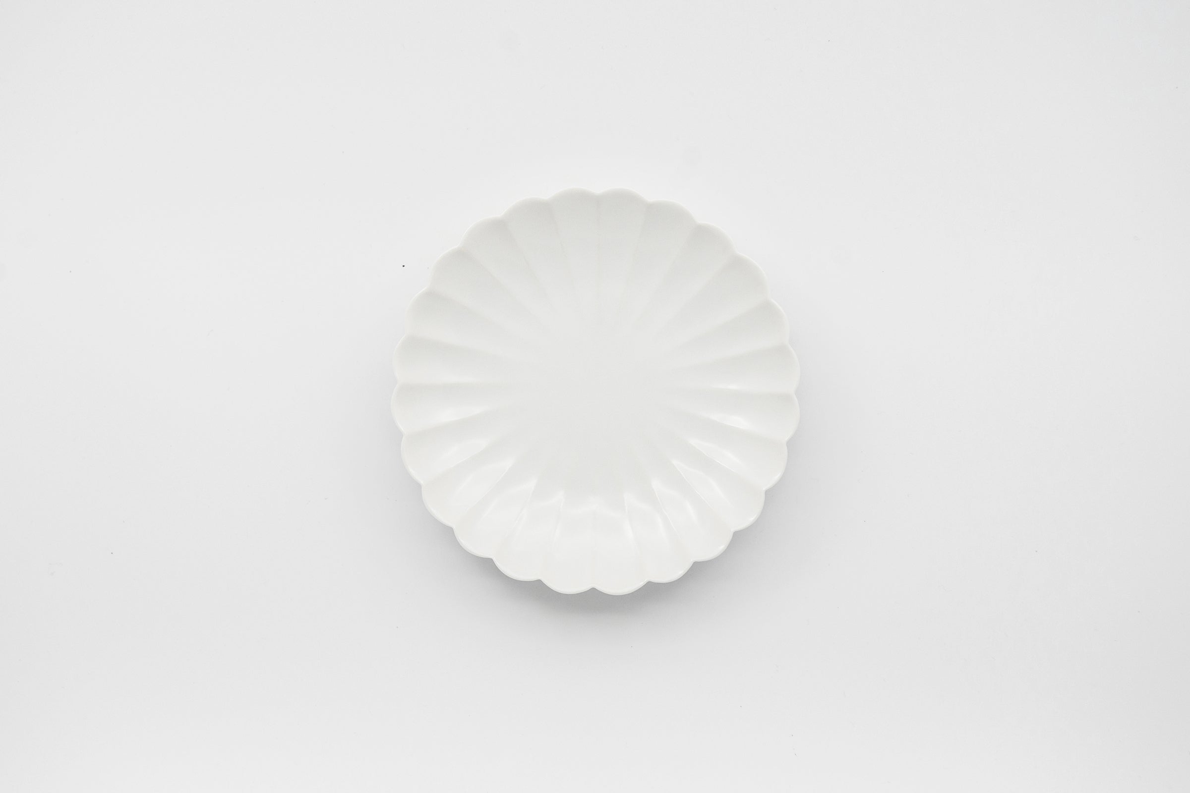 medium-jicon-chrysanthemum-porcelain-plates-by-sojao