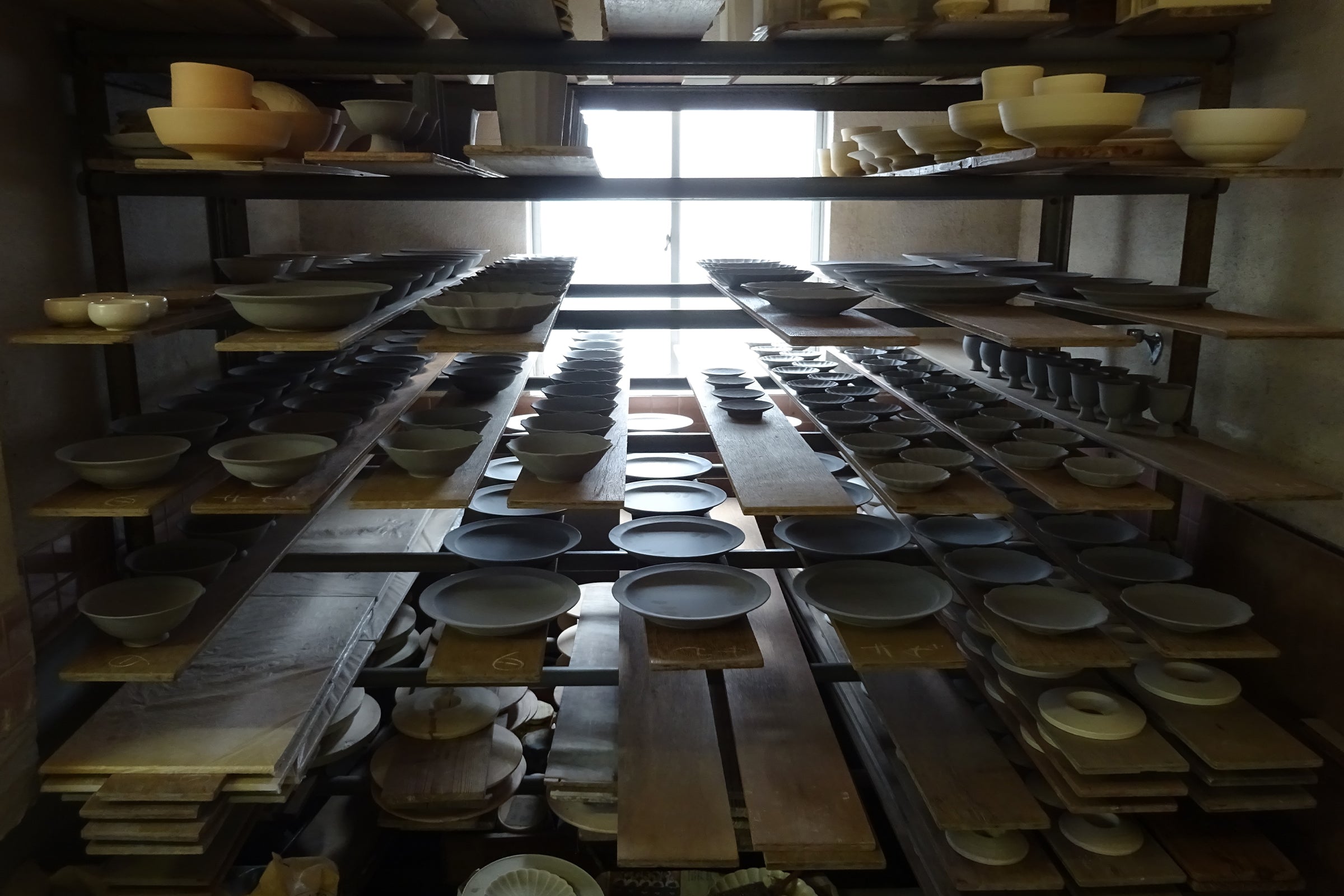 jicon-chrysanthemum-porcelain-plates-factory-shelf-shot-by-sojao