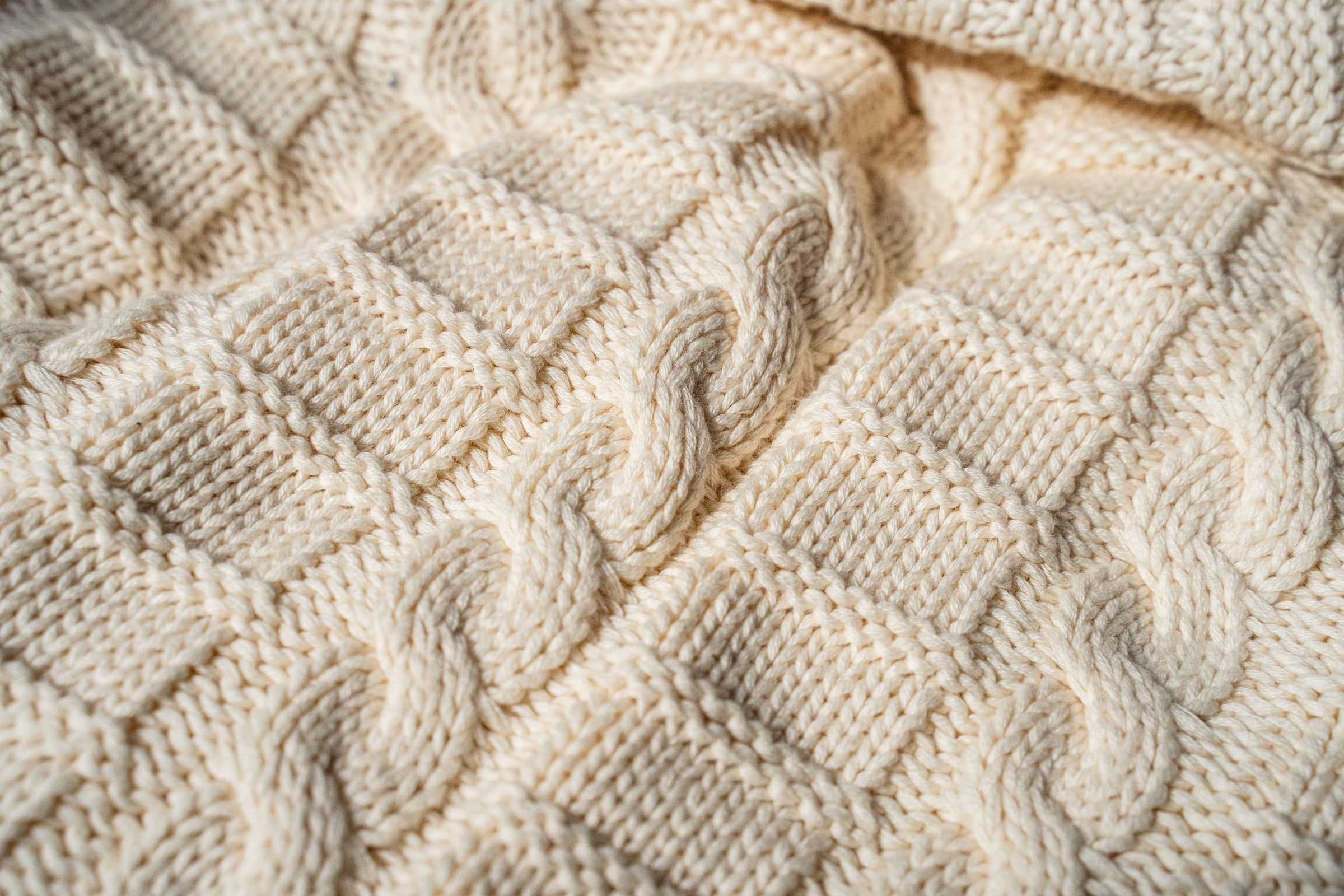 ivory-cable-knit-throw-close-up-shot-by-sojao