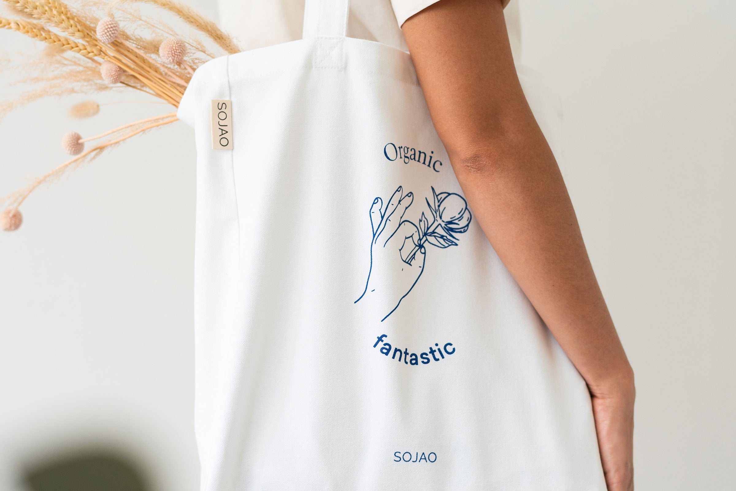 white-organic-cotton-tote-bag-mid-shot-by-sojao