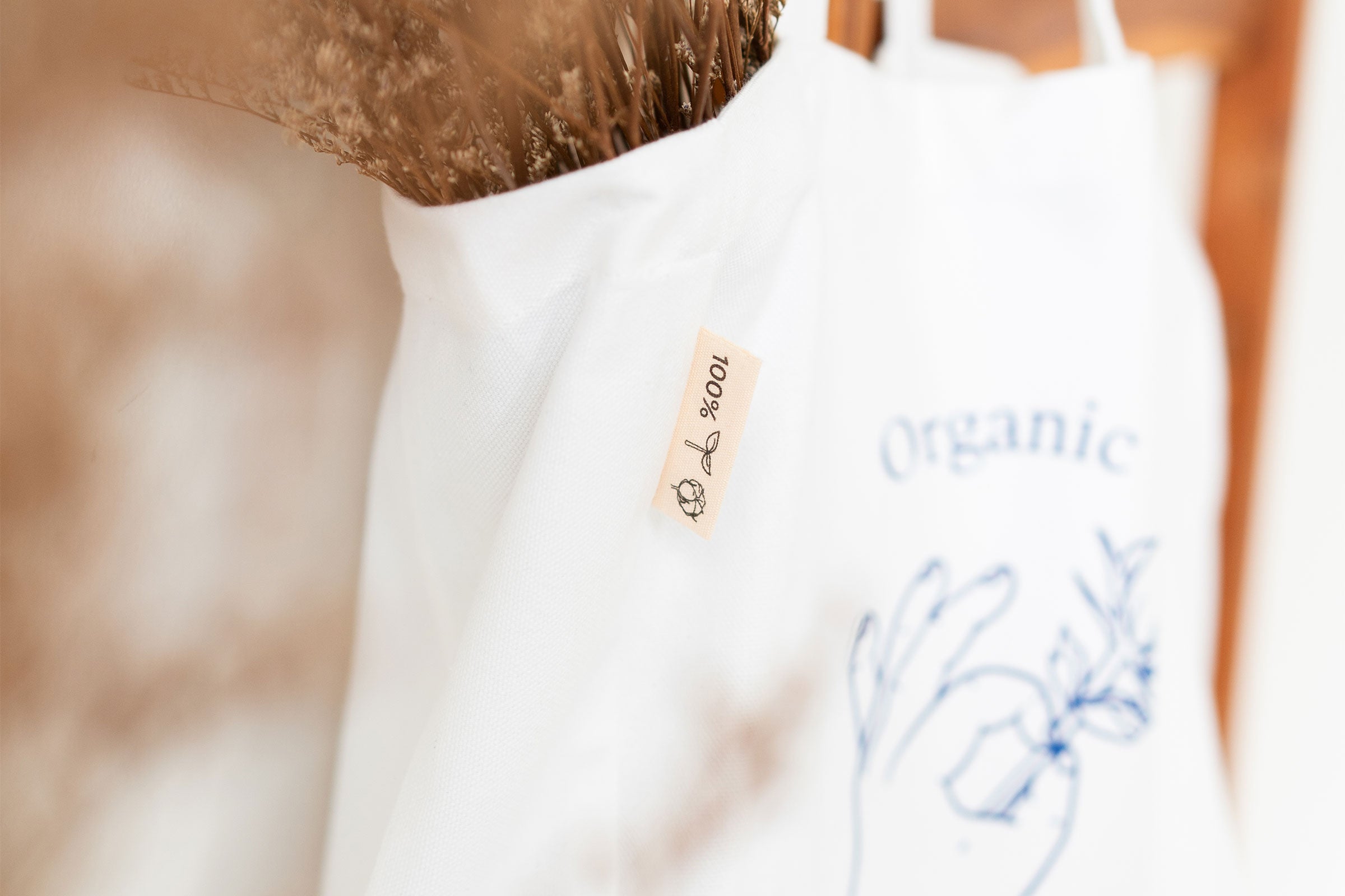 white-organic-cotton-tote-bag-certified-organic-tag-detail-shot-by-sojao