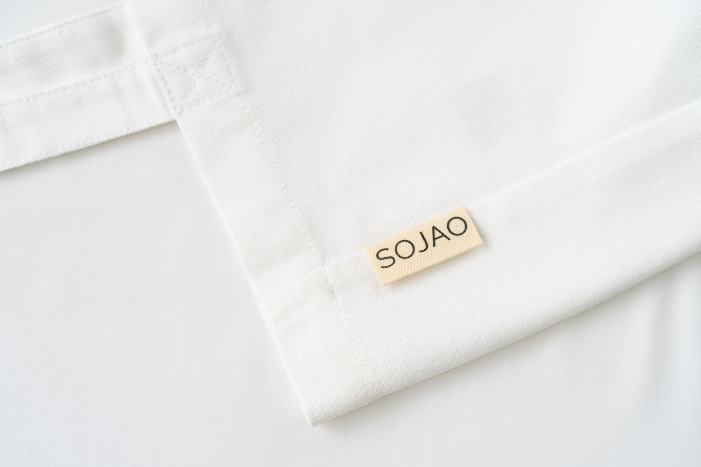 white-organic-cotton-tote-bag-tag-detail-shot-by-sojao